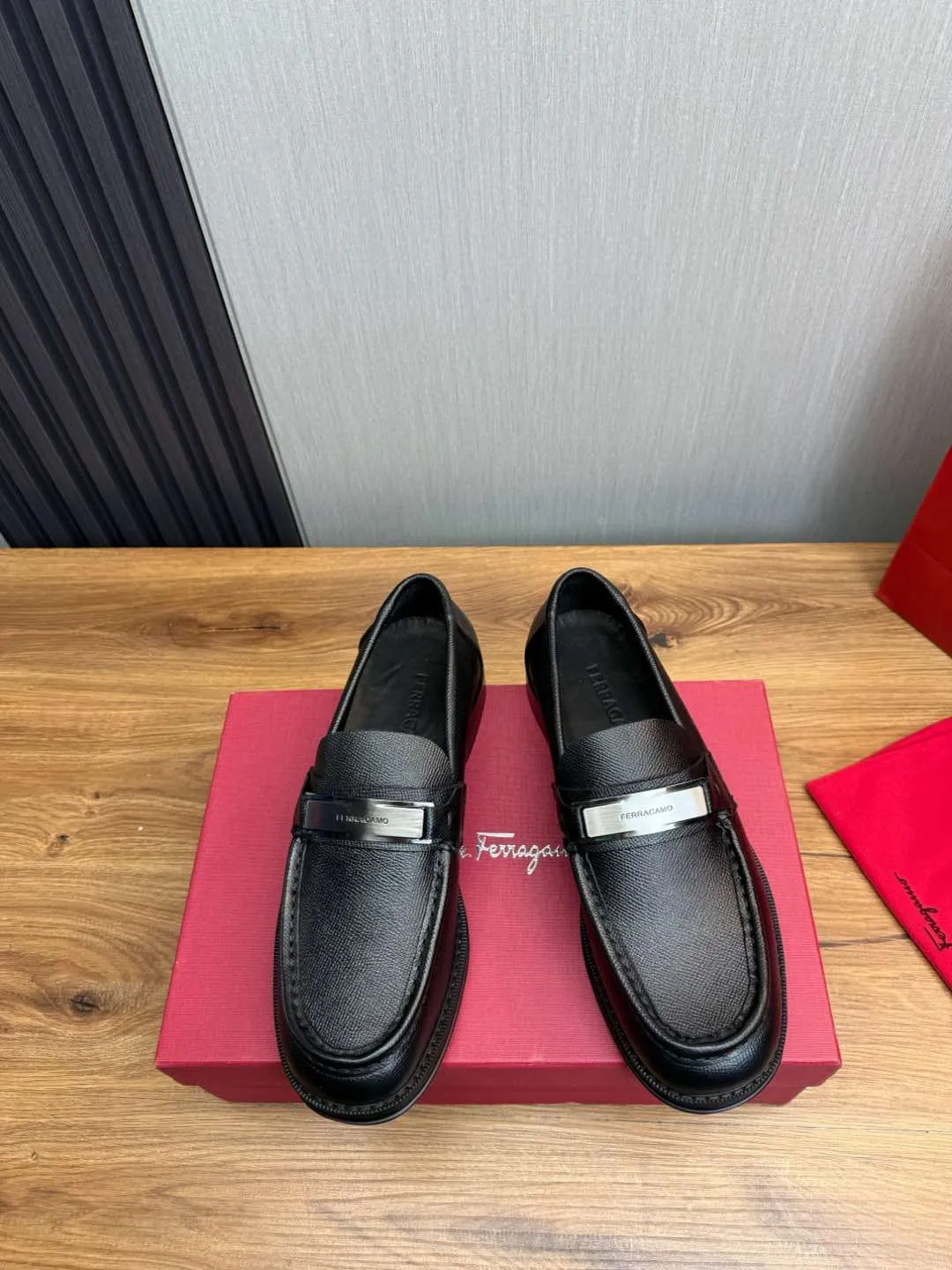 Men's shoes 💰880💰 Ferragamo. [Ferragamo] men's thick-soled loafers, the latest hot style, 1:1 original purchase quality, top quality, imported open-edge beaded cowhide leather on the upper, hand-made three-dimensional stitching highlights the round toe design, the inner foot pads are all imported cowhide, with original lightweight foam outsole, matching code 39-44, (38, 45 custom-made, non-refundable)